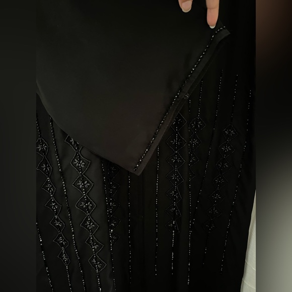 Khaleeji Black abaya with bead work - Picture 3 of 5